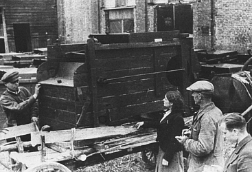 ЭВАКУАЦИЯ И ПЕРЕСТРОЙКА РАБОТЫ В ГОДЫ ВОЙНЫ